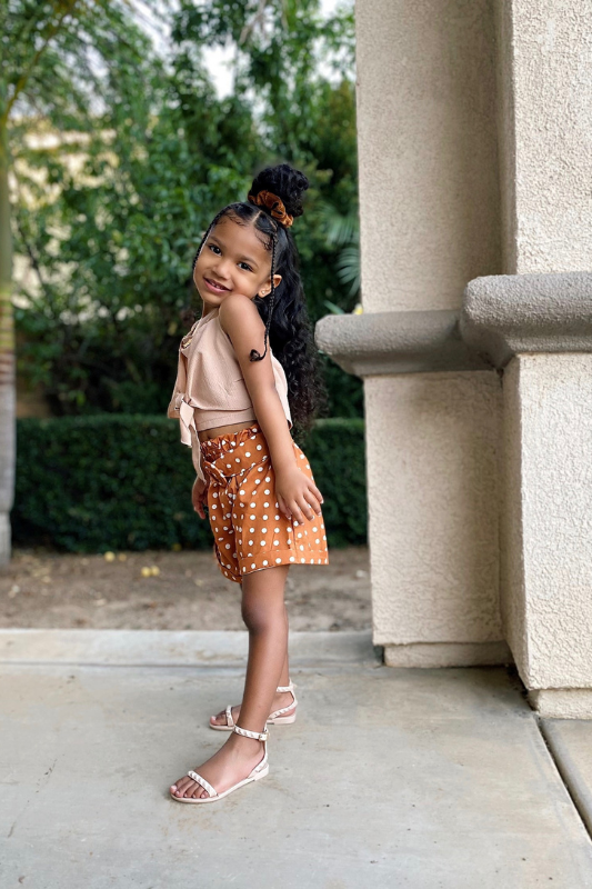 LITTLE GIRL WEARING SUMMER POLKA DOT OUTFIT AND SHOES BY Alexandria Brandao NUDE JELLY SUMMER SANDALS AND MOMMY AND ME MATCHING SHOES.