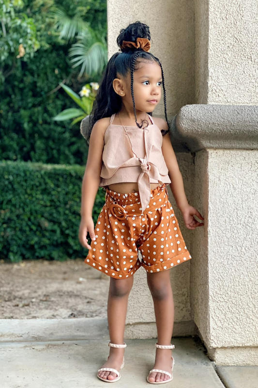 LITTLE GIRL WEARING NUDE JELLY STUD SANDALS FOR MOMMY AND ME MATCHING OUTFITS